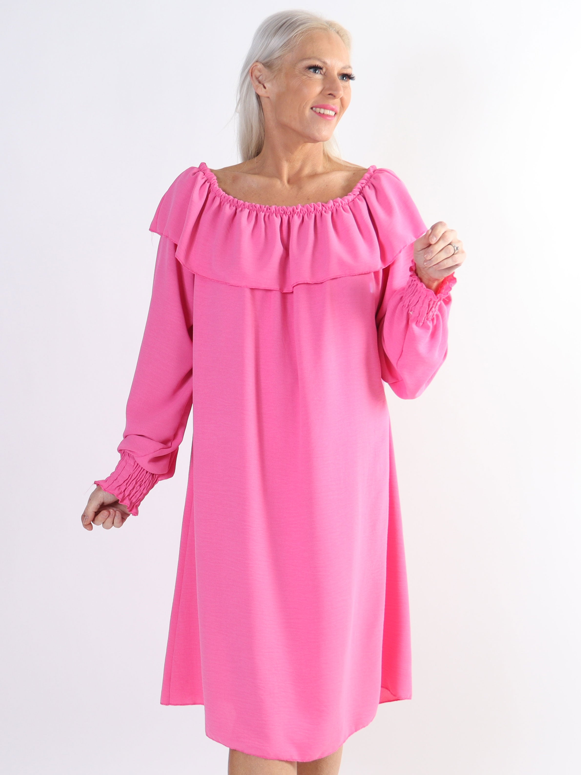 Elpida - Plus size kjole med flæsekant og smock ved ærmet